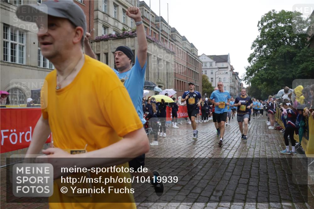 13.09.2026 - Kiel Lauf Yannick Fuchs http://msf.ph/oto/10419939 13.09.2026 10:52:25 Ziel 90, 475, 626, 777, 1471, 1472, 1473, 1526, 1527, 1531, 1658, 1802, 2293, 2442, 2544, 3343, 3582, 3630, 5126, 5433, 5442, 6110, 6113, 6388, 6493, 7088, 7603, 7621, 8316, 8326, 8734, 8855, 8908, 9024, 9025, 9711, 10035, 10126, 10320, 10715, 10786, 10887, 11082, 11535, 11622, 11658, 11661, 11875, 12289, 12431, 23, 171, 825, 1027, 1364, 1365, 1591, 1811, 1869, 2404, 2438, 2484, 2806, 2991, 3280, 3435, 3529, 3644, 3881, 3956, 4008, 4175, 4385, 4476 meine-sportfotos.de