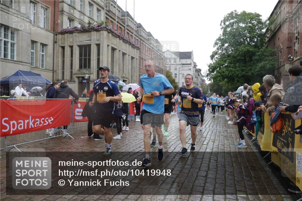 13.09.2026 - Kiel Lauf Yannick Fuchs http://msf.ph/oto/10419948 13.09.2026 10:52:26 Ziel 90, 475, 626, 777, 1471, 1472, 1473, 1526, 1527, 1531, 1658, 1802, 2293, 2442, 2544, 3343, 3582, 3630, 3925, 5126, 5433, 5442, 6113, 6388, 6405, 6493, 7088, 7196, 7603, 7621, 8316, 8326, 8734, 8855, 8908, 9024, 9025, 9711, 10035, 10126, 10320, 10715, 10786, 10887, 11082, 11535, 11622, 11658, 11661, 11875, 12289, 12431, 23, 171, 777, 825, 1027, 1364, 1365, 1591, 1811, 1869, 2404, 2438, 2484, 2806, 2991, 3280, 3435, 3529, 3644, 3881, 4008, 4385, 4476 meine-sportfotos.de