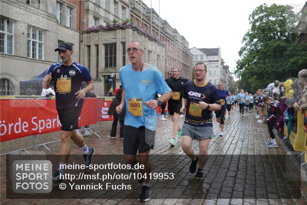 13.09.2026 - Kiel Lauf Yannick Fuchs http://msf.ph/oto/10419953 13.09.2026 10:52:27 Ziel 90, 475, 626, 1471, 1472, 1473, 1526, 1527, 1531, 1658, 1802, 2293, 2442, 2544, 3343, 3582, 3630, 3925, 5126, 5433, 5442, 5723, 6388, 6405, 6493, 7088, 7196, 7603, 7621, 8205, 8316, 8734, 8855, 8908, 9024, 9025, 9711, 10035, 10126, 10320, 10715, 10786, 10887, 11082, 11535, 11555, 11622, 11658, 11661, 11875, 11913, 12289, 12431, 23, 171, 777, 825, 1027, 1364, 1365, 1591, 1811, 1869, 2438, 2484, 2806, 2991, 3280, 3435, 3529, 3644, 3881, 4008, 4385 meine-sportfotos.de