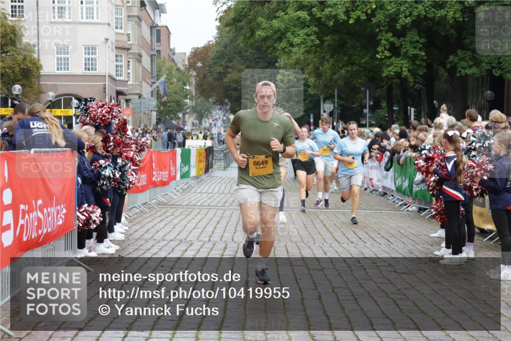 13.09.2026 - Kiel Lauf Yannick Fuchs http://msf.ph/oto/10419955 13.09.2026 09:41:41 Ziel 402, 3175, 4315, 4704, 6649, 6687, 8588, 9224, 9771, 11907, 1593, 1671, 1966, 4068, 4137, 9110, 9608, 10299, 10974, 11106, 11645, 11983, 12166, 699, 772, 3143, 3801, 4533, 5107, 6739, 7238, 8829, 9050, 12175, 1593, 3883, 4137, 8389, 10202 meine-sportfotos.de