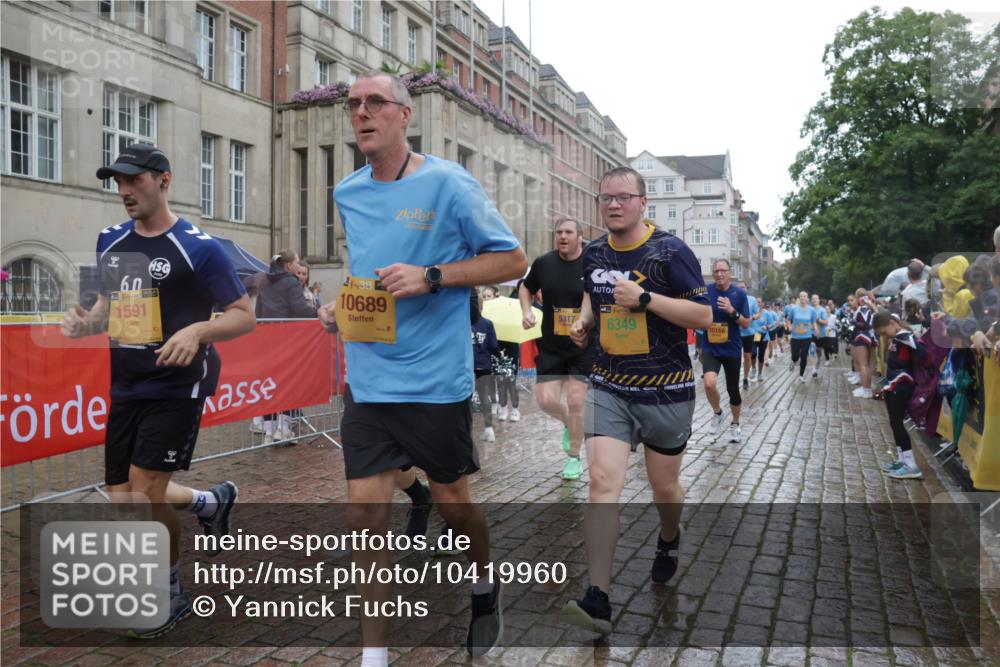 13.09.2026 - Kiel Lauf Yannick Fuchs http://msf.ph/oto/10419960 13.09.2026 10:52:27 Ziel 90, 475, 626, 1471, 1472, 1473, 1526, 1527, 1531, 1658, 1802, 2293, 2442, 2544, 3343, 3582, 3630, 3925, 5126, 5433, 5442, 5723, 6388, 6405, 6493, 7088, 7196, 7603, 7621, 8205, 8316, 8734, 8855, 8908, 9024, 9025, 9711, 10035, 10126, 10320, 10715, 10786, 10887, 11082, 11535, 11555, 11622, 11658, 11661, 11875, 11913, 12289, 12431, 23, 171, 777, 825, 1027, 1364, 1365, 1591, 1811, 1869, 2438, 2484, 2806, 2991, 3280, 3435, 3529, 3644, 3881, 4008, 4385 meine-sportfotos.de