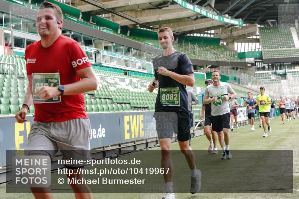 13.09.2026 - 21. swb-Marathon Bremen Michael Burmester http://msf.ph/oto/10419967 13.09.2026 12:58:33 Laufen im Stadion 141, 148, 191, 226, 334, 511, 672, 776, 789, 790, 909, 972, 1010, 1119, 1191, 1199, 1254, 1281, 1516, 1535, 1642, 1647, 1752, 1809, 1881, 1900, 1931, 1933, 2046, 2075, 2210, 2324, 2343, 2367, 2371, 2397, 2402, 2423, 2425, 2577, 2771, 2807, 2827, 2885, 2903, 2904, 2979, 3021, 3051, 3098, 3120, 3138, 3148, 3182, 3186, 3190, 3233, 3319, 3338, 3435, 3516, 3531, 3534, 3560, 3655, 3685, 3690, 3695, 3866, 3933, 3934, 3939, 4101, 4316, 4319, 205 meine-sportfotos.de