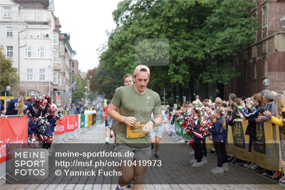 13.09.2026 - Kiel Lauf Yannick Fuchs http://msf.ph/oto/10419973 13.09.2026 09:41:42 Ziel 402, 3143, 3175, 4315, 4704, 6649, 6687, 8588, 9224, 9771, 11907, 1593, 1671, 1966, 4068, 4315, 9110, 9608, 10299, 10974, 11106, 11645, 11983, 12166, 699, 772, 2910, 3801, 4533, 5107, 6739, 7238, 8829, 9050, 12175, 1593, 3883, 4137, 8389, 9608, 10202 meine-sportfotos.de