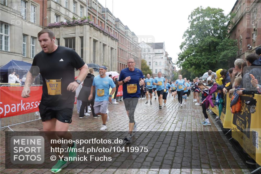 13.09.2026 - Kiel Lauf Yannick Fuchs http://msf.ph/oto/10419975 13.09.2026 10:52:28 Ziel 90, 475, 626, 1471, 1472, 1473, 1526, 1527, 1531, 1658, 1802, 2293, 2442, 2544, 3343, 3582, 3630, 3925, 5126, 5433, 5442, 5723, 6388, 6405, 6493, 7088, 7196, 7603, 7621, 8205, 8316, 8734, 8855, 8908, 9024, 9025, 9711, 10035, 10126, 10320, 10715, 10786, 10887, 11082, 11535, 11555, 11622, 11658, 11661, 11875, 11913, 12289, 12431, 23, 171, 777, 825, 1027, 1364, 1365, 1591, 1811, 1869, 2438, 2484, 2544, 2806, 2991, 3280, 3435, 3529, 3644, 3881, 4008, 4385 meine-sportfotos.de