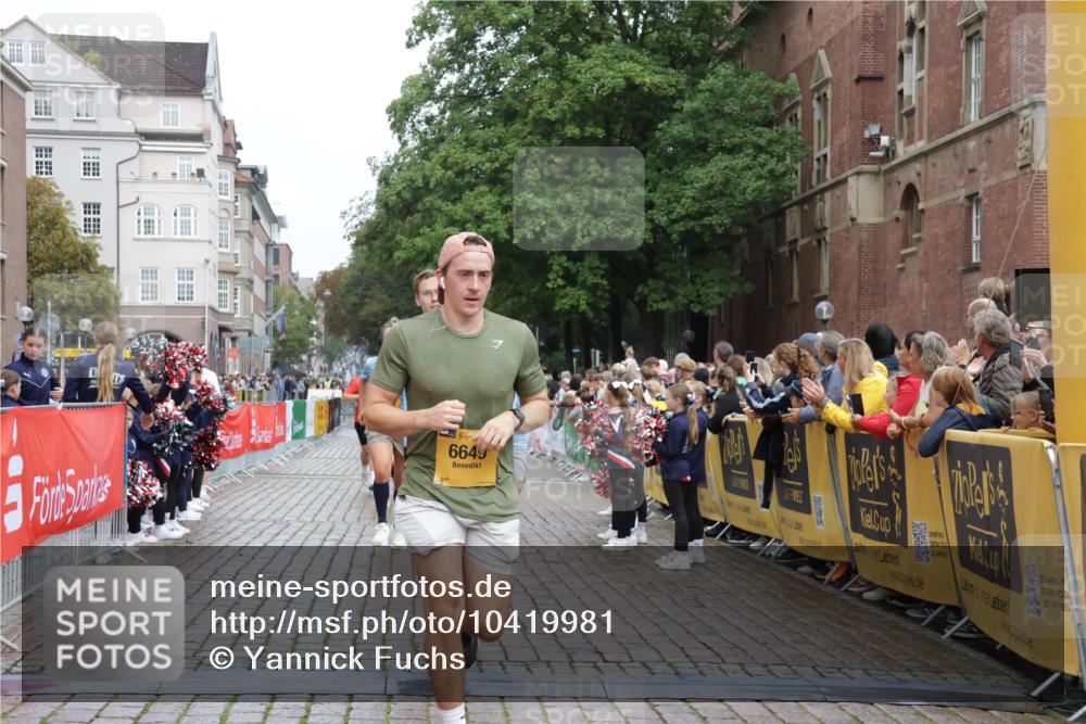 13.09.2026 - Kiel Lauf Yannick Fuchs http://msf.ph/oto/10419981 13.09.2026 09:41:42 Ziel 402, 3143, 3175, 4315, 4704, 6649, 6687, 8588, 9224, 9771, 11907, 1593, 1671, 1966, 4068, 4315, 9110, 9608, 10299, 10974, 11106, 11645, 11983, 12166, 699, 772, 2910, 3801, 4533, 5107, 6739, 7238, 8829, 9050, 12175, 1593, 3883, 4137, 8389, 9608, 10202 meine-sportfotos.de