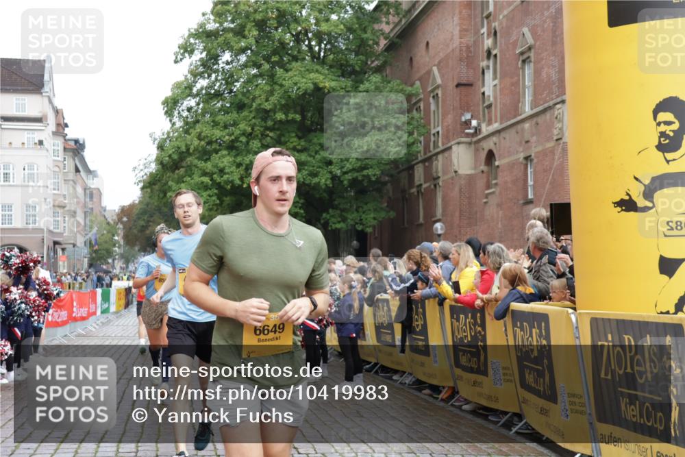 13.09.2026 - Kiel Lauf Yannick Fuchs http://msf.ph/oto/10419983 13.09.2026 09:41:43 Ziel 402, 3143, 3175, 4704, 6649, 6687, 8588, 9224, 9771, 11907, 1671, 1966, 4068, 4315, 9110, 9608, 10299, 10974, 11106, 11645, 11983, 12166, 699, 772, 2910, 3801, 4533, 5107, 6599, 6739, 7238, 8829, 9050, 12175, 1593, 3883, 4137, 9608 meine-sportfotos.de