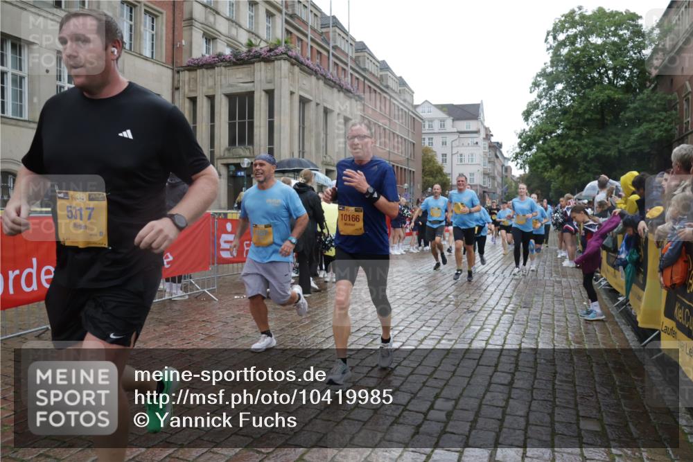 13.09.2026 - Kiel Lauf Yannick Fuchs http://msf.ph/oto/10419985 13.09.2026 10:52:29 Ziel 90, 475, 626, 1471, 1472, 1473, 1526, 1527, 1531, 1658, 1802, 2293, 2442, 3343, 3582, 3630, 3778, 3925, 5126, 5433, 5442, 5723, 6388, 6405, 6493, 7060, 7088, 7196, 7603, 7621, 8100, 8205, 8316, 8734, 8855, 8908, 9024, 9025, 9414, 9711, 10126, 10320, 10715, 10786, 10887, 11082, 11359, 11535, 11555, 11622, 11658, 11661, 11875, 11913, 12289, 12431, 23, 171, 777, 825, 1027, 1364, 1365, 1811, 1869, 2438, 2484, 2544, 2806, 2991, 3280, 3435, 3529, 3630, 3644, 3881, 4008, 4385 meine-sportfotos.de