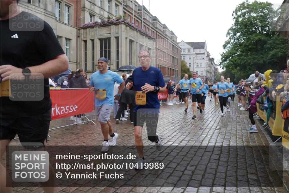 13.09.2026 - Kiel Lauf Yannick Fuchs http://msf.ph/oto/10419989 13.09.2026 10:52:29 Ziel 90, 475, 626, 1471, 1472, 1473, 1526, 1527, 1531, 1658, 1802, 2293, 2442, 3343, 3582, 3630, 3778, 3925, 5126, 5433, 5442, 5723, 6388, 6405, 6493, 7060, 7088, 7196, 7603, 7621, 8100, 8205, 8316, 8734, 8855, 8908, 9024, 9025, 9414, 9711, 10126, 10320, 10715, 10786, 10887, 11082, 11359, 11535, 11555, 11622, 11658, 11661, 11875, 11913, 12289, 12431, 23, 171, 777, 825, 1027, 1364, 1365, 1811, 1869, 2438, 2484, 2544, 2806, 2991, 3280, 3435, 3529, 3630, 3644, 3881, 4008, 4385 meine-sportfotos.de