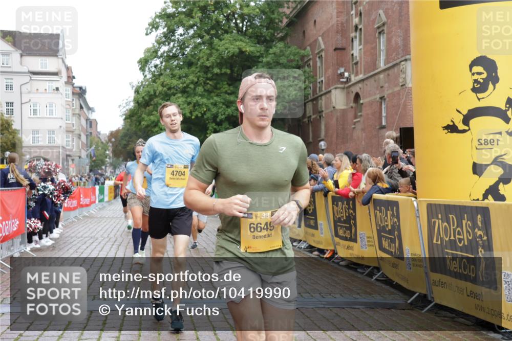 13.09.2026 - Kiel Lauf Yannick Fuchs http://msf.ph/oto/10419990 13.09.2026 09:41:43 Ziel 402, 3143, 3175, 4704, 6649, 6687, 8588, 9224, 9771, 11907, 1671, 1966, 4068, 4315, 9110, 9608, 10299, 10974, 11106, 11645, 11983, 12166, 699, 772, 2910, 3801, 4533, 5107, 6599, 6739, 7238, 8829, 9050, 12175, 1593, 3883, 4137, 9608 meine-sportfotos.de
