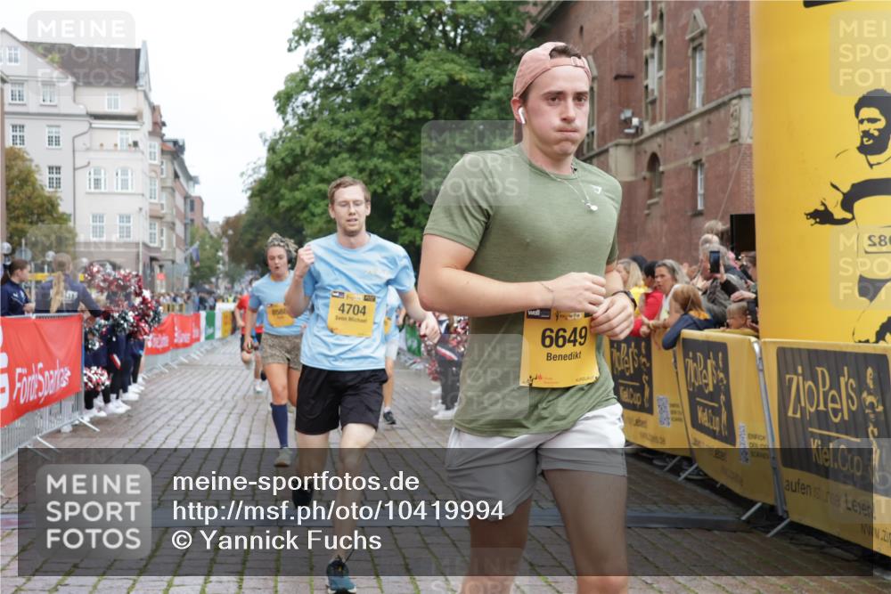 13.09.2026 - Kiel Lauf Yannick Fuchs http://msf.ph/oto/10419994 13.09.2026 09:41:43 Ziel 402, 3143, 3175, 4704, 6649, 6687, 8588, 9224, 9771, 11907, 1671, 1966, 4068, 4315, 9110, 9608, 10299, 10974, 11106, 11645, 11983, 12166, 699, 772, 2910, 3801, 4533, 5107, 6599, 6739, 7238, 8829, 9050, 12175, 1593, 3883, 4137, 9608 meine-sportfotos.de