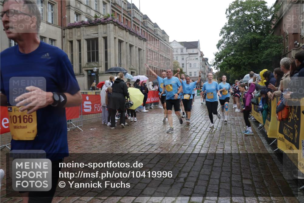 13.09.2026 - Kiel Lauf Yannick Fuchs http://msf.ph/oto/10419996 13.09.2026 10:52:29 Ziel 90, 475, 626, 1471, 1472, 1473, 1526, 1527, 1531, 1658, 1802, 2293, 2442, 3343, 3582, 3630, 3778, 3925, 5126, 5433, 5442, 5723, 6388, 6405, 6493, 7060, 7088, 7196, 7603, 7621, 8100, 8205, 8316, 8734, 8855, 8908, 9024, 9025, 9414, 9711, 10126, 10320, 10715, 10786, 10887, 11082, 11359, 11535, 11555, 11622, 11658, 11661, 11875, 11913, 12289, 12431, 23, 171, 777, 825, 1027, 1364, 1365, 1811, 1869, 2438, 2484, 2544, 2806, 2991, 3280, 3435, 3529, 3630, 3644, 3881, 4008, 4385 meine-sportfotos.de