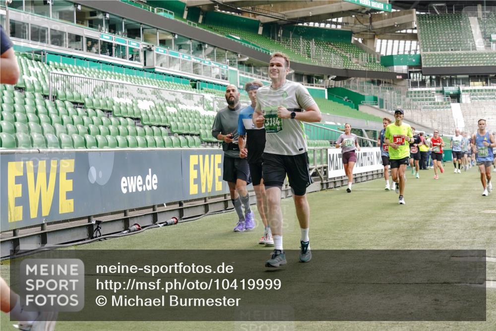 13.09.2026 - 21. swb-Marathon Bremen Michael Burmester http://msf.ph/oto/10419999 13.09.2026 12:58:34 Laufen im Stadion 141, 148, 191, 226, 334, 511, 672, 776, 789, 790, 909, 972, 1010, 1119, 1191, 1199, 1254, 1281, 1516, 1535, 1642, 1647, 1752, 1809, 1881, 1900, 1931, 1933, 2046, 2210, 2324, 2343, 2367, 2371, 2397, 2402, 2423, 2425, 2577, 2771, 2807, 2827, 2885, 2903, 2904, 2979, 3021, 3051, 3098, 3120, 3138, 3148, 3182, 3186, 3190, 3233, 3319, 3338, 3435, 3516, 3531, 3534, 3560, 3655, 3685, 3690, 3695, 3866, 3933, 3934, 3939, 4101, 4316, 4319, 205 meine-sportfotos.de