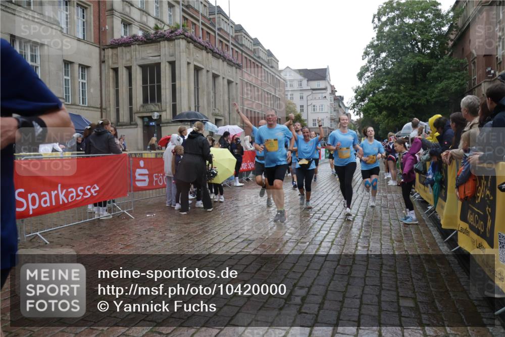 13.09.2026 - Kiel Lauf Yannick Fuchs http://msf.ph/oto/10420000 13.09.2026 10:52:30 Ziel 90, 475, 626, 1471, 1472, 1473, 1526, 1527, 1531, 1658, 1802, 2293, 2442, 3343, 3582, 3778, 3925, 5433, 5442, 5723, 6388, 6405, 6493, 7060, 7088, 7196, 7603, 7621, 8100, 8205, 8316, 8734, 8855, 8908, 9024, 9025, 9414, 9711, 10320, 10786, 10887, 11082, 11359, 11535, 11555, 11622, 11658, 11661, 11875, 11913, 12289, 12431, 23, 171, 777, 825, 1027, 1364, 1365, 1811, 1869, 2438, 2484, 2544, 2806, 2991, 3280, 3435, 3529, 3630, 3644, 3881, 4008, 4385 meine-sportfotos.de
