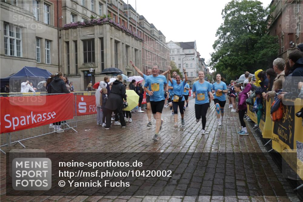 13.09.2026 - Kiel Lauf Yannick Fuchs http://msf.ph/oto/10420002 13.09.2026 10:52:30 Ziel 90, 475, 626, 1471, 1472, 1473, 1526, 1527, 1531, 1658, 1802, 2293, 2442, 3343, 3582, 3778, 3925, 5433, 5442, 5723, 6388, 6405, 6493, 7060, 7088, 7196, 7603, 7621, 8100, 8205, 8316, 8734, 8855, 8908, 9024, 9025, 9414, 9711, 10320, 10786, 10887, 11082, 11359, 11535, 11555, 11622, 11658, 11661, 11875, 11913, 12289, 12431, 23, 171, 777, 825, 1027, 1364, 1365, 1811, 1869, 2438, 2484, 2544, 2806, 2991, 3280, 3435, 3529, 3630, 3644, 3881, 4008, 4385 meine-sportfotos.de