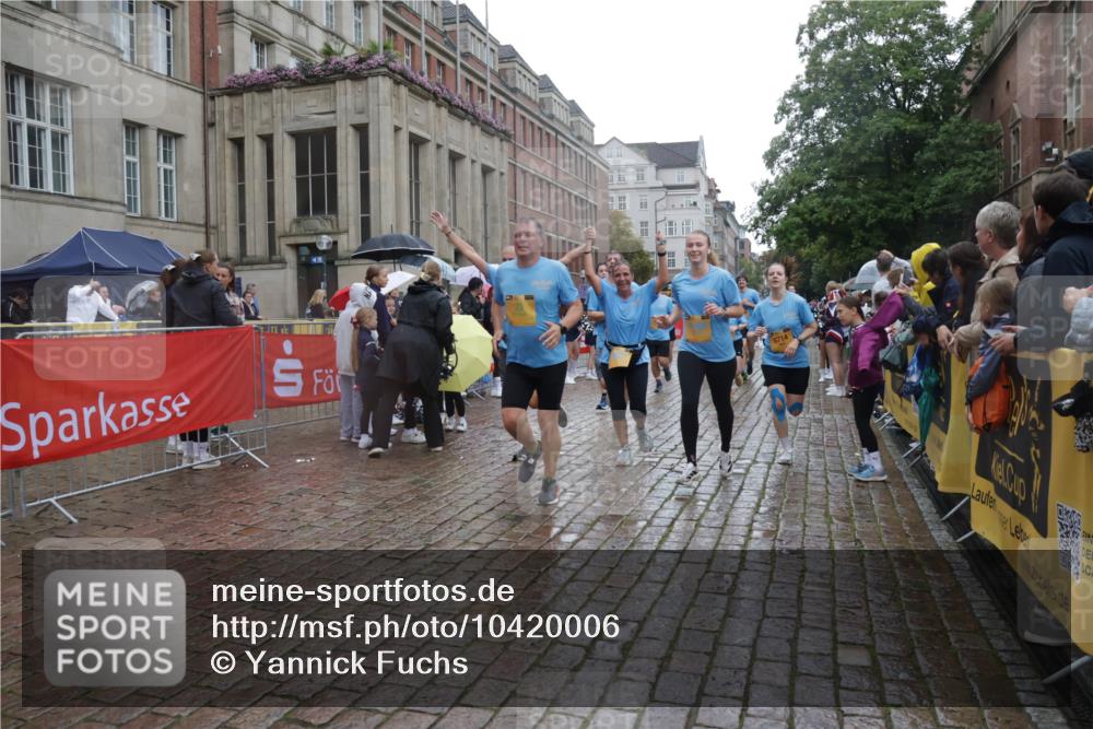 13.09.2026 - Kiel Lauf Yannick Fuchs http://msf.ph/oto/10420006 13.09.2026 10:52:30 Ziel 90, 475, 626, 1471, 1472, 1473, 1526, 1527, 1531, 1658, 1802, 2293, 2442, 3343, 3582, 3778, 3925, 5433, 5442, 5723, 6388, 6405, 6493, 7060, 7088, 7196, 7603, 7621, 8100, 8205, 8316, 8734, 8855, 8908, 9024, 9025, 9414, 9711, 10320, 10786, 10887, 11082, 11359, 11535, 11555, 11622, 11658, 11661, 11875, 11913, 12289, 12431, 23, 171, 777, 825, 1027, 1364, 1365, 1811, 1869, 2438, 2484, 2544, 2806, 2991, 3280, 3435, 3529, 3630, 3644, 3881, 4008, 4385 meine-sportfotos.de