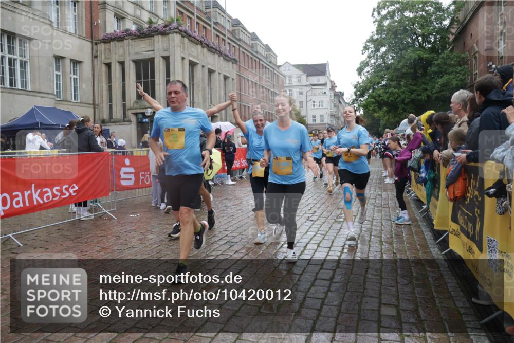13.09.2026 - Kiel Lauf Yannick Fuchs http://msf.ph/oto/10420012 13.09.2026 10:52:30 Ziel 90, 475, 626, 1471, 1472, 1473, 1526, 1527, 1531, 1658, 1802, 2293, 2442, 3343, 3582, 3778, 3925, 5433, 5442, 5723, 6388, 6405, 6493, 7060, 7088, 7196, 7603, 7621, 8100, 8205, 8316, 8734, 8855, 8908, 9024, 9025, 9414, 9711, 10320, 10786, 10887, 11082, 11359, 11535, 11555, 11622, 11658, 11661, 11875, 11913, 12289, 12431, 23, 171, 777, 825, 1027, 1364, 1365, 1811, 1869, 2438, 2484, 2544, 2806, 2991, 3280, 3435, 3529, 3630, 3644, 3881, 4008, 4385 meine-sportfotos.de