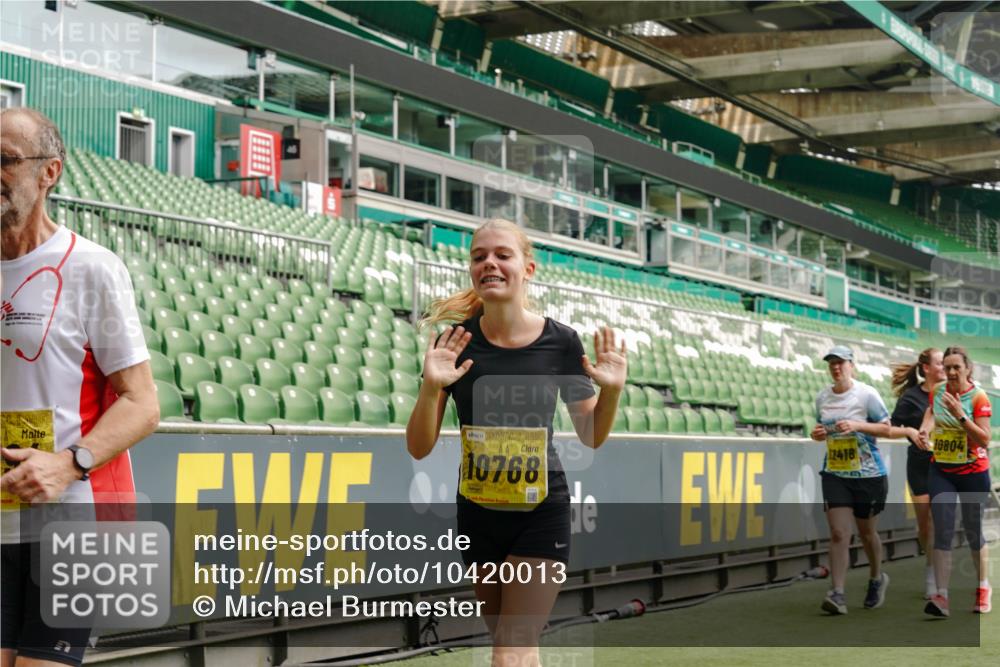 13.09.2026 - 21. swb-Marathon Bremen Michael Burmester http://msf.ph/oto/10420013 13.09.2026 10:43:57 Laufen im Stadion 10002, 10004, 10005, 10176, 10191, 10192, 10271, 10295, 10303, 10325, 10335, 10361, 10362, 10402, 10459, 10474, 10491, 10513, 10557, 10572, 10605, 10606, 10629, 10752, 10756, 10773, 10779, 10784, 10805, 10880, 10882, 10899, 10900, 10997, 10999, 11041, 11173, 11217, 11233, 11264, 11274, 11307, 11333, 11337, 11355, 11385, 11408, 11448, 11456, 11461, 11482, 11629, 11943, 12311, 12334 meine-sportfotos.de