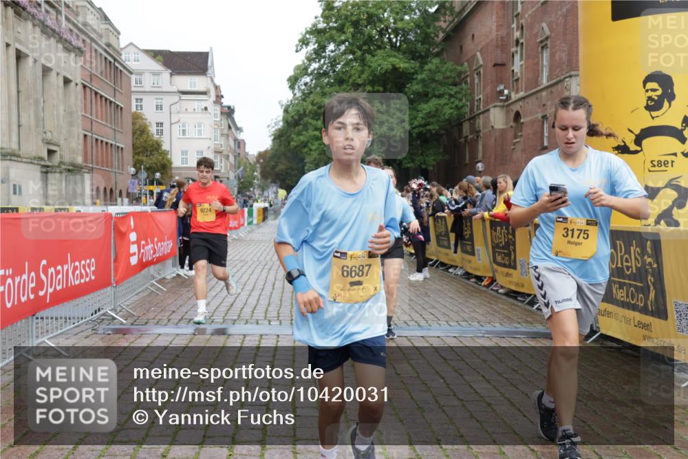 13.09.2026 - Kiel Lauf Yannick Fuchs http://msf.ph/oto/10420031 13.09.2026 09:41:46 Ziel 402, 3143, 3175, 4533, 4704, 5107, 6649, 6687, 6739, 7238, 8588, 9224, 11907, 1671, 1966, 4068, 4315, 9110, 9771, 10299, 10974, 11106, 11645, 11983, 12166, 699, 772, 2910, 3801, 5276, 6599, 8829, 9050, 12175, 1593, 4137, 9608, 10299, 10974 meine-sportfotos.de
