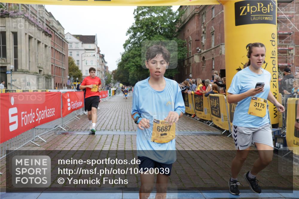 13.09.2026 - Kiel Lauf Yannick Fuchs http://msf.ph/oto/10420039 13.09.2026 09:41:47 Ziel 402, 3143, 3175, 4533, 4704, 5107, 6649, 6687, 6739, 7238, 8588, 9224, 11907, 12175, 1671, 1966, 4068, 4315, 9110, 9771, 10299, 10974, 11106, 11645, 11983, 12166, 699, 772, 2910, 3801, 5011, 5276, 6599, 8829, 9050, 1593, 1966, 4137, 9608, 10299, 10974 meine-sportfotos.de
