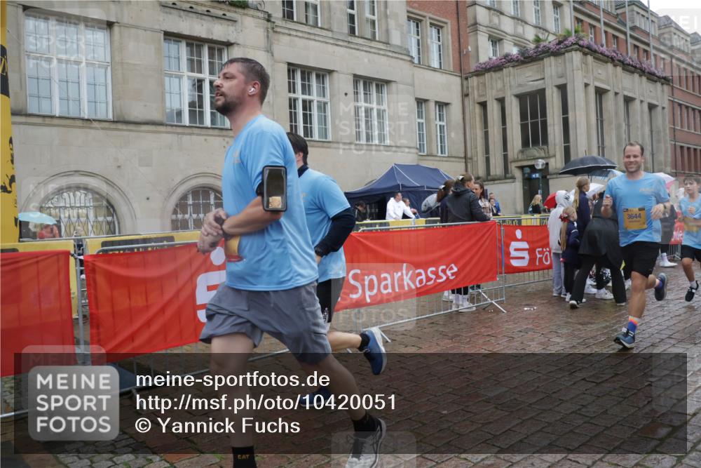 13.09.2026 - Kiel Lauf Yannick Fuchs http://msf.ph/oto/10420051 13.09.2026 10:52:32 Ziel 90, 475, 626, 1471, 1472, 1473, 1474, 1531, 1658, 1802, 2293, 2442, 3343, 3582, 3778, 3853, 3925, 5433, 5442, 5723, 6388, 6405, 7060, 7088, 7196, 7603, 7621, 8100, 8205, 8316, 8734, 8908, 9024, 9025, 9414, 9711, 9886, 10320, 10786, 11082, 11359, 11535, 11555, 11622, 11658, 11661, 11875, 11913, 12289, 23, 171, 777, 825, 1027, 1364, 1365, 1526, 1527, 1658, 1802, 1811, 1869, 2438, 2484, 2544, 2806, 2991, 3280, 3435, 3529, 3630, 3644, 3881, 4008, 4385, 154, 1083, 3059 meine-sportfotos.de