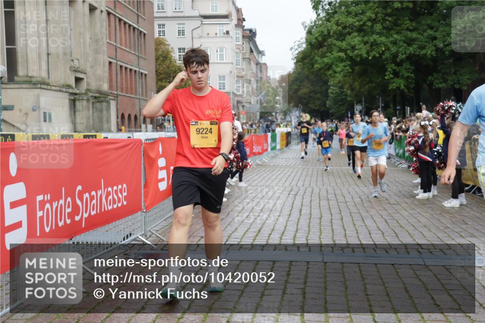 13.09.2026 - Kiel Lauf Yannick Fuchs http://msf.ph/oto/10420052 13.09.2026 09:41:48 Ziel 402, 3143, 3175, 4533, 4704, 5107, 6649, 6687, 6739, 7238, 8588, 9224, 11907, 12175, 1671, 1966, 4068, 4315, 9110, 9771, 10299, 11106, 11645, 11983, 12166, 570, 699, 772, 2910, 3801, 5011, 5276, 6599, 8829, 9050, 1593, 1966, 4137, 9608, 10299, 10974 meine-sportfotos.de