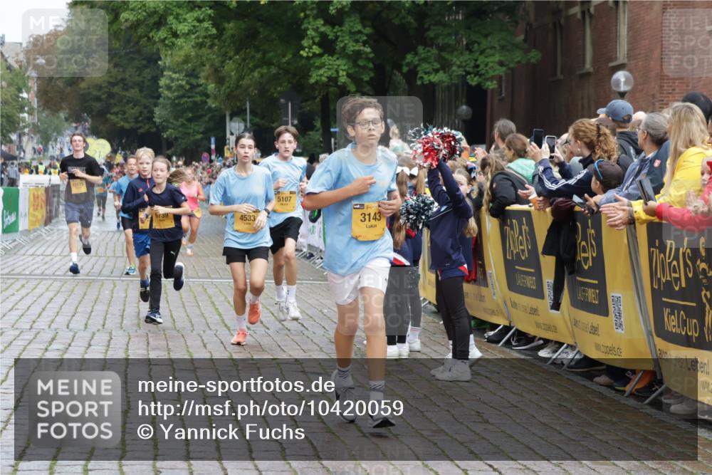 13.09.2026 - Kiel Lauf Yannick Fuchs http://msf.ph/oto/10420059 13.09.2026 09:41:49 Ziel 402, 3143, 3175, 4533, 4704, 5107, 6649, 6687, 6739, 7238, 8588, 8829, 9050, 9224, 11907, 12175, 1671, 1966, 4068, 4315, 6649, 9110, 9771, 11106, 11645, 11983, 12166, 570, 699, 772, 792, 2910, 3801, 5011, 5276, 6599, 12723, 1593, 1966, 9608, 10299, 10974 meine-sportfotos.de