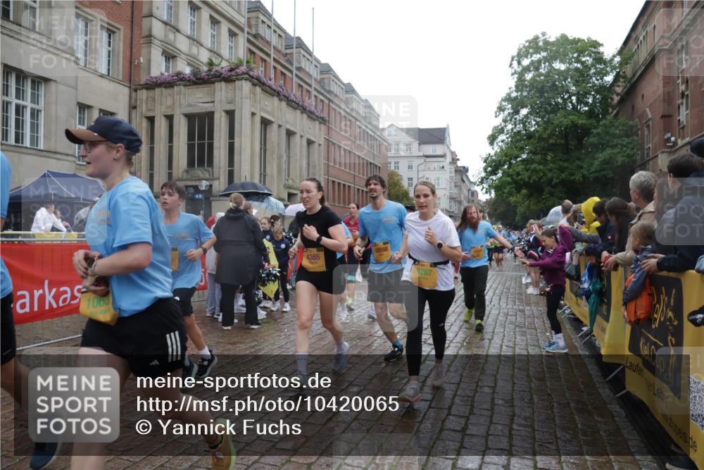 13.09.2026 - Kiel Lauf Yannick Fuchs http://msf.ph/oto/10420065 13.09.2026 10:52:33 Ziel 90, 475, 626, 1471, 1472, 1473, 1474, 1531, 1837, 2293, 2442, 3343, 3582, 3778, 3853, 3925, 5433, 5723, 6388, 6405, 7060, 7088, 7196, 7603, 7621, 8100, 8205, 8316, 8734, 8908, 9024, 9025, 9414, 9711, 9886, 10320, 10786, 11082, 11359, 11535, 11555, 11622, 11658, 11661, 11875, 11913, 12289, 171, 777, 825, 1027, 1364, 1365, 1526, 1527, 1658, 1802, 1811, 1869, 2438, 2484, 2544, 2806, 2991, 3280, 3343, 3435, 3529, 3630, 3644, 3881, 4008, 4385, 154, 1083, 1426, 1550, 3059, 3431 meine-sportfotos.de