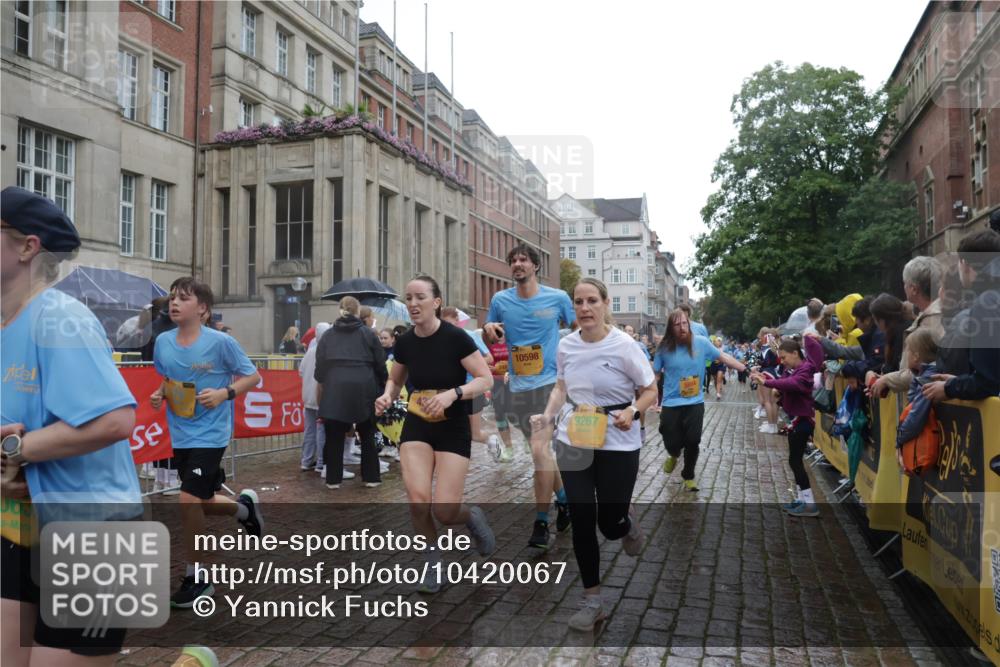 13.09.2026 - Kiel Lauf Yannick Fuchs http://msf.ph/oto/10420067 13.09.2026 10:52:34 Ziel 90, 172, 475, 626, 1471, 1472, 1473, 1474, 1531, 1837, 2293, 2442, 2735, 3054, 3582, 3778, 3853, 3925, 4485, 5433, 5723, 6388, 6405, 7060, 7088, 7196, 7603, 7621, 8100, 8205, 8316, 8615, 8734, 9024, 9025, 9414, 9711, 9886, 10786, 11082, 11359, 11535, 11555, 11622, 11658, 11661, 11913, 171, 777, 1027, 1364, 1365, 1526, 1527, 1658, 1802, 1811, 1869, 2438, 2484, 2544, 2806, 2991, 3280, 3343, 3435, 3529, 3630, 3644, 3881, 4008, 4385, 154, 1083, 1426, 1550, 3059, 3431, 5329 meine-sportfotos.de