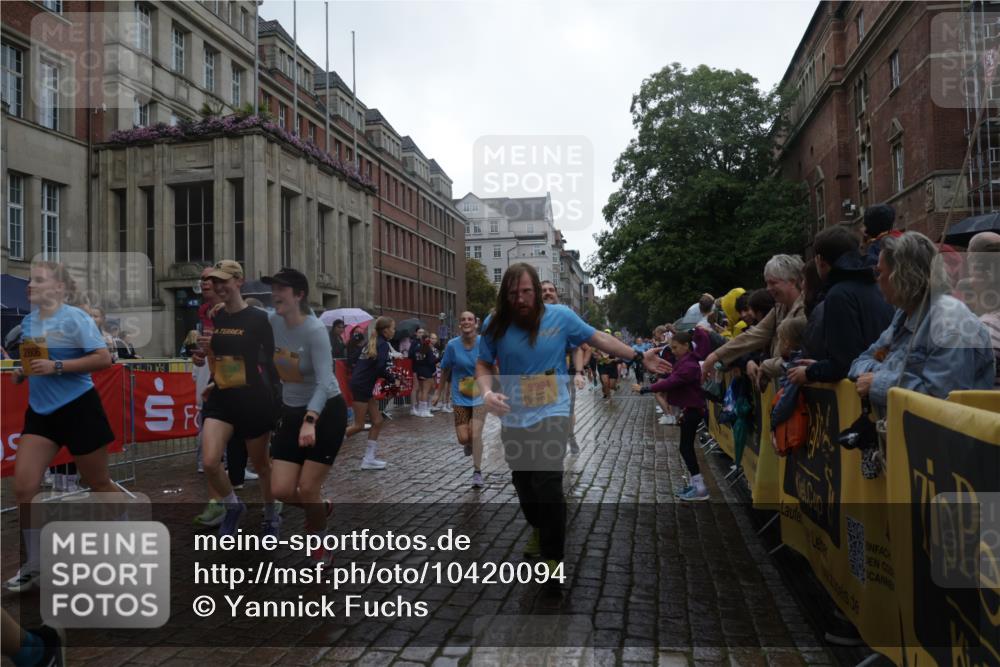 13.09.2026 - Kiel Lauf Yannick Fuchs http://msf.ph/oto/10420094 13.09.2026 10:52:35 Ziel 90, 172, 475, 626, 1471, 1472, 1473, 1474, 1531, 1837, 2293, 2442, 2735, 3054, 3582, 3778, 3853, 3925, 4485, 5433, 5723, 6388, 6405, 7060, 7088, 7154, 7196, 7603, 7621, 8100, 8205, 8316, 8615, 8734, 9024, 9025, 9414, 9711, 9886, 10786, 11082, 11359, 11555, 11622, 11658, 11661, 11913, 171, 475, 777, 1027, 1364, 1365, 1526, 1527, 1658, 1802, 1811, 1869, 2438, 2484, 2544, 2806, 2991, 3280, 3343, 3435, 3529, 3630, 3881, 4008, 4385, 154, 1083, 1426, 1550, 3059, 3431, 5329, 5710 meine-sportfotos.de