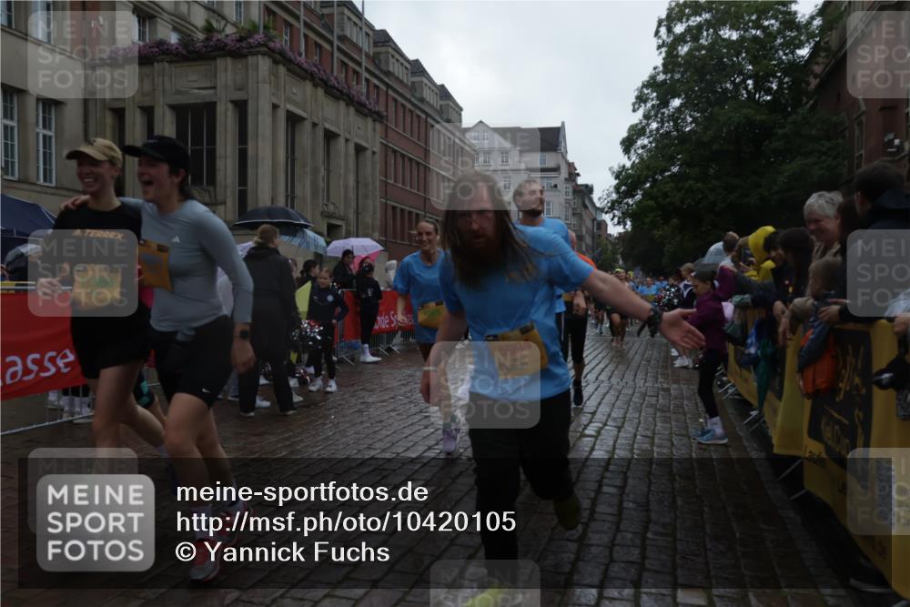 13.09.2026 - Kiel Lauf Yannick Fuchs http://msf.ph/oto/10420105 13.09.2026 10:52:35 Ziel 90, 172, 475, 626, 1471, 1472, 1473, 1474, 1531, 1837, 2293, 2442, 2735, 3054, 3582, 3778, 3853, 3925, 4485, 5433, 5723, 6388, 6405, 7060, 7088, 7154, 7196, 7603, 7621, 8100, 8205, 8316, 8615, 8734, 9024, 9025, 9414, 9711, 9886, 10786, 11082, 11359, 11555, 11622, 11658, 11661, 11913, 171, 475, 777, 1027, 1364, 1365, 1526, 1527, 1658, 1802, 1811, 1869, 2438, 2484, 2544, 2806, 2991, 3280, 3343, 3435, 3529, 3630, 3881, 4008, 4385, 154, 1083, 1426, 1550, 3059, 3431, 5329, 5710 meine-sportfotos.de