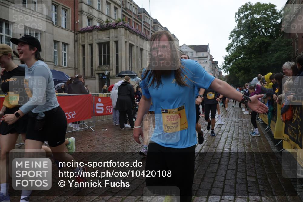 13.09.2026 - Kiel Lauf Yannick Fuchs http://msf.ph/oto/10420108 13.09.2026 10:52:36 Ziel 90, 172, 626, 1471, 1472, 1473, 1474, 1531, 1837, 2293, 2442, 2735, 3054, 3582, 3778, 3853, 3925, 4485, 5433, 5723, 6388, 6405, 7060, 7088, 7154, 7196, 7603, 7621, 8100, 8205, 8316, 8615, 8734, 9024, 9025, 9414, 9711, 9886, 10786, 11359, 11459, 11555, 11622, 11658, 11661, 11913, 475, 777, 1027, 1364, 1365, 1526, 1527, 1658, 1802, 1811, 1869, 2438, 2484, 2544, 2806, 2991, 3280, 3343, 3435, 3529, 3630, 3881, 4008, 154, 1083, 1426, 1486, 1550, 3059, 3431, 5329, 5710 meine-sportfotos.de