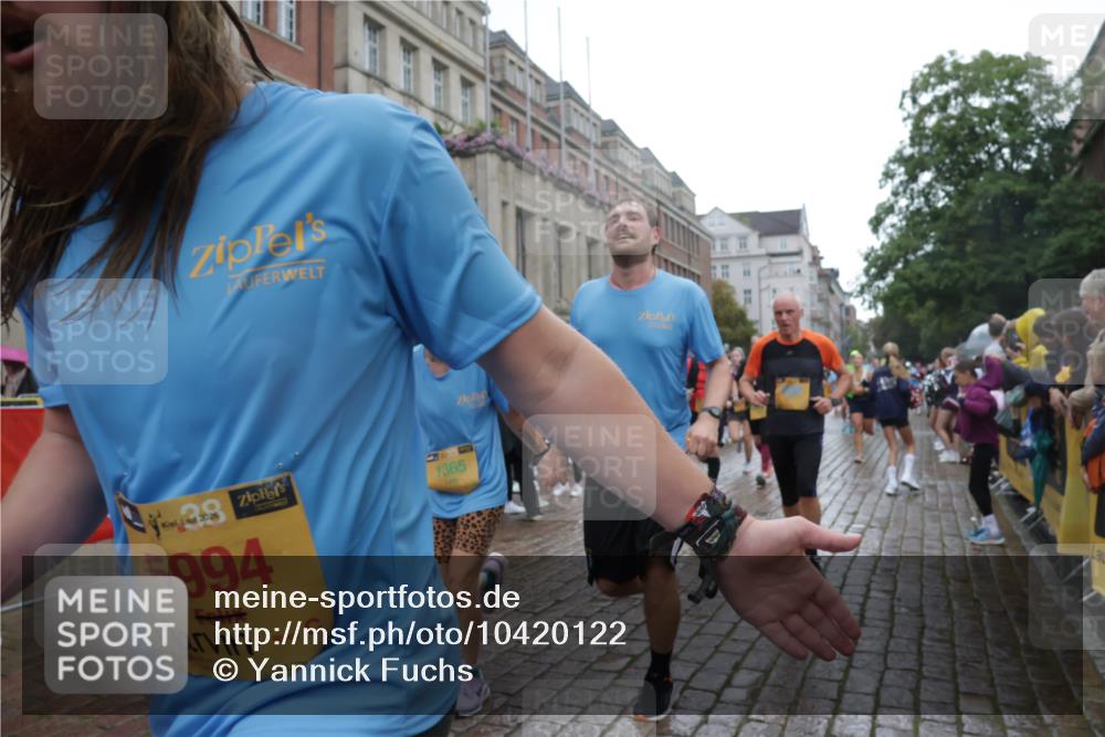13.09.2026 - Kiel Lauf Yannick Fuchs http://msf.ph/oto/10420122 13.09.2026 10:52:36 Ziel 90, 172, 626, 1471, 1472, 1473, 1474, 1531, 1837, 2293, 2442, 2735, 3054, 3582, 3778, 3853, 3925, 4485, 5433, 5723, 6388, 6405, 7060, 7088, 7154, 7196, 7603, 7621, 8100, 8205, 8316, 8615, 8734, 9024, 9025, 9414, 9711, 9886, 10786, 11359, 11459, 11555, 11622, 11658, 11661, 11913, 475, 777, 1027, 1364, 1365, 1526, 1527, 1658, 1802, 1811, 1869, 2438, 2484, 2544, 2806, 2991, 3280, 3343, 3435, 3529, 3630, 3881, 4008, 154, 1083, 1426, 1486, 1550, 3059, 3431, 5329, 5710 meine-sportfotos.de