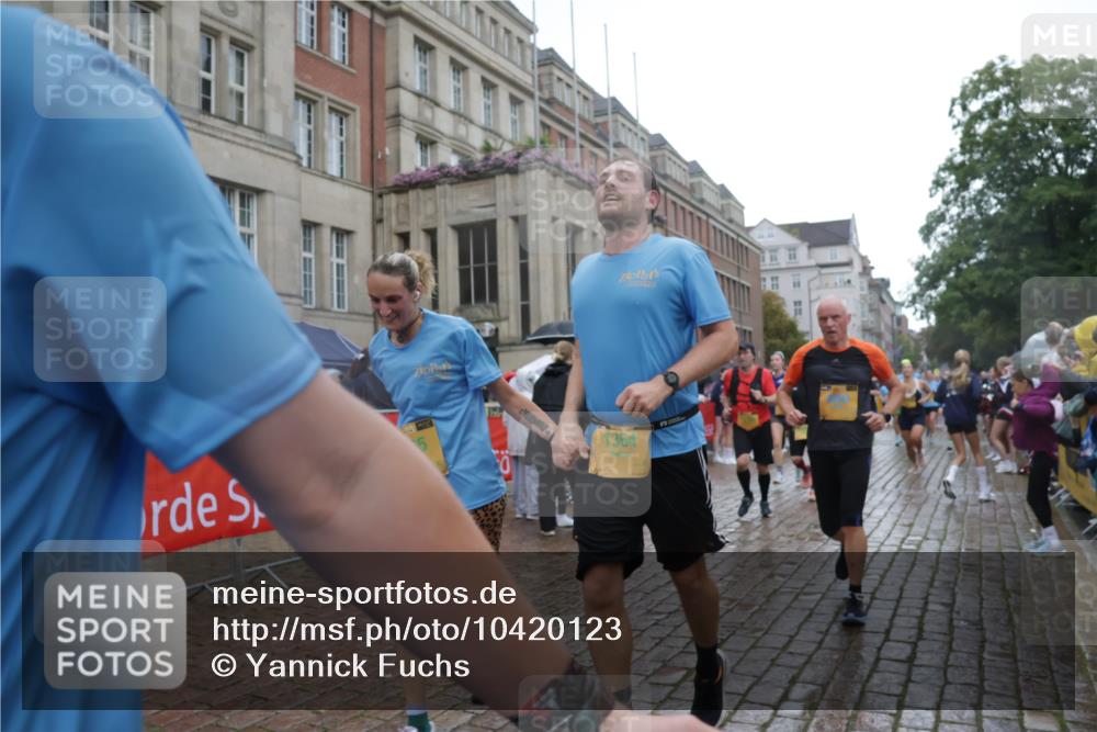 13.09.2026 - Kiel Lauf Yannick Fuchs http://msf.ph/oto/10420123 13.09.2026 10:52:36 Ziel 90, 172, 626, 1471, 1472, 1473, 1474, 1531, 1837, 2293, 2442, 2735, 3054, 3582, 3778, 3853, 3925, 4485, 5433, 5723, 6388, 6405, 7060, 7088, 7154, 7196, 7603, 7621, 8100, 8205, 8316, 8615, 8734, 9024, 9025, 9414, 9711, 9886, 10786, 11359, 11459, 11555, 11622, 11658, 11661, 11913, 475, 777, 1027, 1364, 1365, 1526, 1527, 1658, 1802, 1811, 1869, 2438, 2484, 2544, 2806, 2991, 3280, 3343, 3435, 3529, 3630, 3881, 4008, 154, 1083, 1426, 1486, 1550, 3059, 3431, 5329, 5710 meine-sportfotos.de