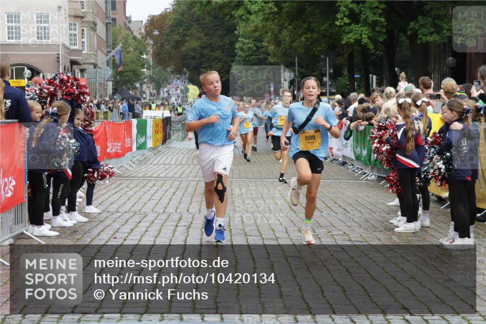 13.09.2026 - Kiel Lauf Yannick Fuchs http://msf.ph/oto/10420134 13.09.2026 09:42:01 Ziel 699, 772, 2910, 3801, 5276, 6599, 8829, 9050, 12175, 402, 3143, 3175, 4315, 4533, 4704, 5107, 6649, 6687, 6739, 7238, 8588, 9224, 9771, 11106, 11907, 133, 570, 792, 2955, 2977, 3357, 3676, 5011, 5105, 5336, 5774, 6620, 6797, 7687, 8476, 10938, 11793, 12723, 4068, 9110, 11645, 12166 meine-sportfotos.de