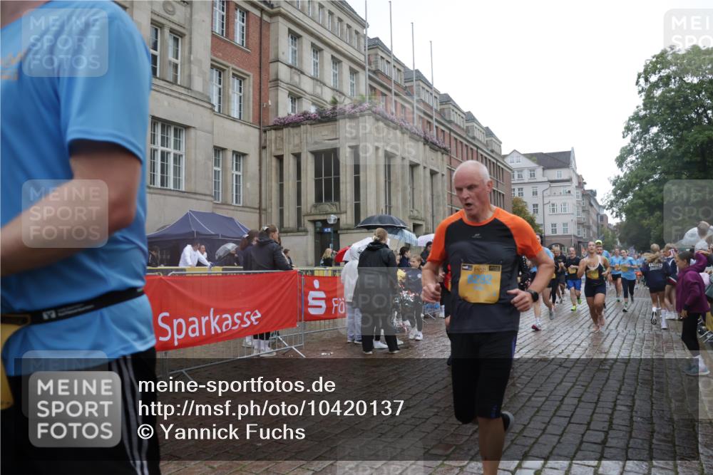 13.09.2026 - Kiel Lauf Yannick Fuchs http://msf.ph/oto/10420137 13.09.2026 10:52:37 Ziel 90, 172, 626, 1471, 1472, 1473, 1474, 1531, 1837, 2089, 2293, 2442, 2735, 3054, 3582, 3778, 3853, 3925, 4485, 5433, 5723, 6388, 6405, 7060, 7088, 7154, 7196, 7603, 7621, 8100, 8205, 8316, 8615, 8734, 9025, 9414, 9711, 9886, 10786, 11359, 11459, 11555, 11622, 11913, 475, 777, 1027, 1364, 1365, 1471, 1472, 1526, 1527, 1658, 1802, 1811, 1869, 2438, 2484, 2544, 2991, 3280, 3343, 3435, 3529, 3582, 3630, 3881, 4008, 154, 1083, 1426, 1486, 1550, 3059, 3431, 5329, 5710 meine-sportfotos.de