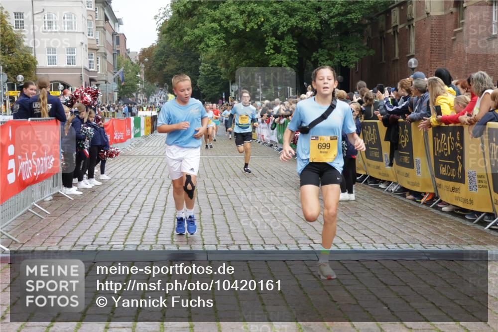 13.09.2026 - Kiel Lauf Yannick Fuchs http://msf.ph/oto/10420161 13.09.2026 09:42:03 Ziel 570, 699, 772, 2910, 3801, 5011, 5276, 6599, 8829, 9050, 402, 3143, 3175, 4315, 4533, 4704, 5107, 6649, 6687, 6739, 7238, 8588, 9224, 9771, 11106, 11907, 12175, 133, 792, 2914, 2955, 2977, 3357, 3676, 5105, 5336, 5774, 6620, 6797, 7687, 8476, 10938, 11793, 12723, 4068, 9110, 11106, 11645, 12166 meine-sportfotos.de