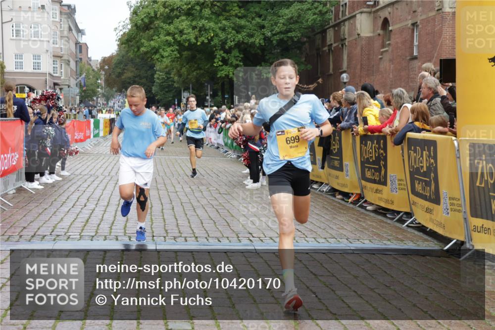 13.09.2026 - Kiel Lauf Yannick Fuchs http://msf.ph/oto/10420170 13.09.2026 09:42:03 Ziel 570, 699, 772, 2910, 3801, 5011, 5276, 6599, 8829, 9050, 402, 3143, 3175, 4315, 4533, 4704, 5107, 6649, 6687, 6739, 7238, 8588, 9224, 9771, 11106, 11907, 12175, 133, 792, 2914, 2955, 2977, 3357, 3676, 5105, 5336, 5774, 6620, 6797, 7687, 8476, 10938, 11793, 12723, 4068, 9110, 11106, 11645, 12166 meine-sportfotos.de