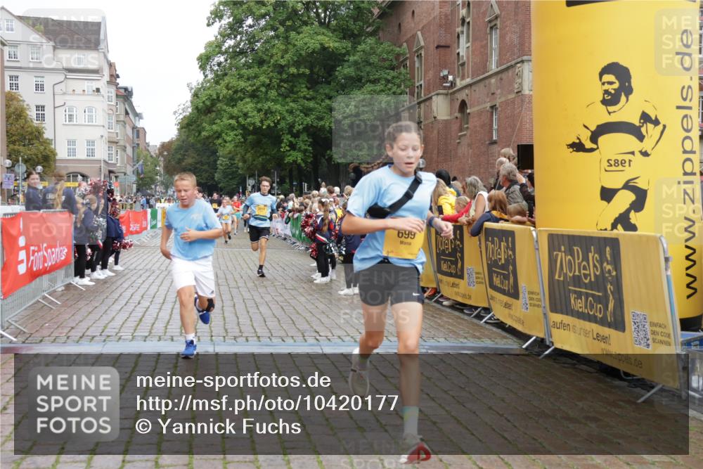 13.09.2026 - Kiel Lauf Yannick Fuchs http://msf.ph/oto/10420177 13.09.2026 09:42:03 Ziel 570, 699, 772, 2910, 3801, 5011, 5276, 6599, 8829, 9050, 402, 3143, 3175, 4315, 4533, 4704, 5107, 6649, 6687, 6739, 7238, 8588, 9224, 9771, 11106, 11907, 12175, 133, 792, 2914, 2955, 2977, 3357, 3676, 5105, 5336, 5774, 6620, 6797, 7687, 8476, 10938, 11793, 12723, 4068, 9110, 11106, 11645, 12166 meine-sportfotos.de