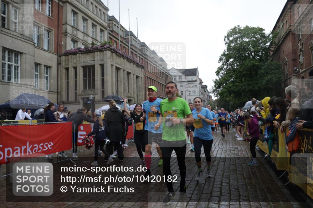 13.09.2026 - Kiel Lauf Yannick Fuchs http://msf.ph/oto/10420182 13.09.2026 10:52:40 Ziel 90, 172, 398, 1433, 1474, 1535, 1812, 1837, 2069, 2089, 2735, 3050, 3054, 3778, 3853, 3925, 4100, 4485, 5723, 6405, 7060, 7088, 7154, 7196, 7230, 8100, 8205, 8615, 9414, 9886, 11204, 11359, 11459, 11555, 11913, 90, 475, 626, 777, 1027, 1471, 1472, 1473, 1526, 1527, 1531, 1658, 1802, 1811, 1869, 2293, 2438, 2442, 2544, 2991, 3280, 3343, 3435, 3529, 3582, 3630, 3881, 4008, 154, 1071, 1083, 1426, 1486, 1550, 3059, 3431, 3587, 3657, 5329, 5642, 5643, 5710, 6015 meine-sportfotos.de