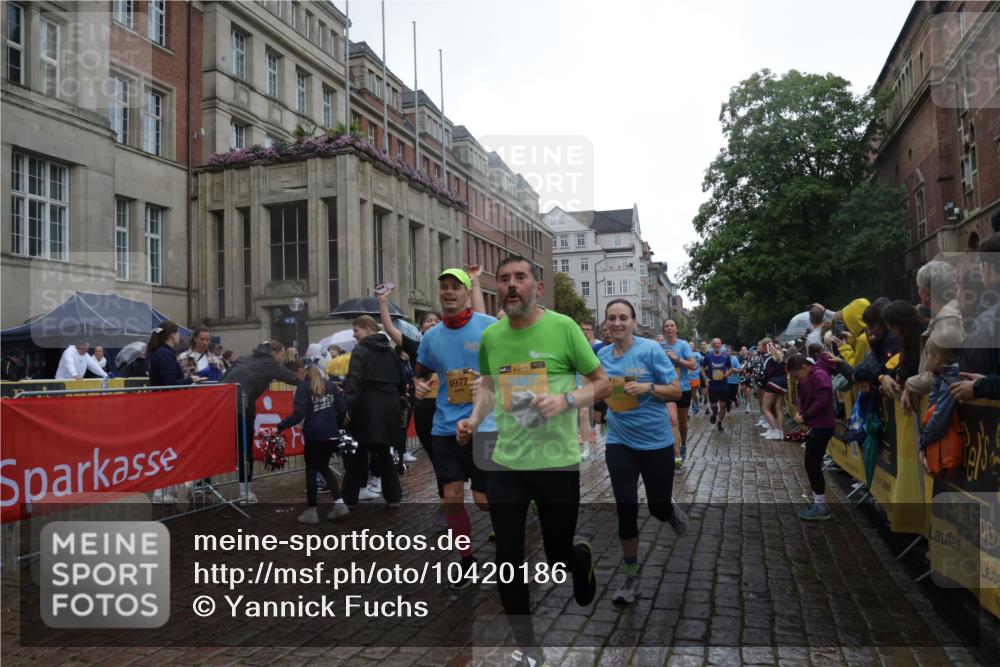 13.09.2026 - Kiel Lauf Yannick Fuchs http://msf.ph/oto/10420186 13.09.2026 10:52:40 Ziel 90, 172, 398, 1433, 1474, 1535, 1812, 1837, 2069, 2089, 2735, 3050, 3054, 3778, 3853, 3925, 4100, 4485, 5723, 6405, 7060, 7088, 7154, 7196, 7230, 8100, 8205, 8615, 9414, 9886, 11204, 11359, 11459, 11555, 11913, 90, 475, 626, 777, 1027, 1471, 1472, 1473, 1526, 1527, 1531, 1658, 1802, 1811, 1869, 2293, 2438, 2442, 2544, 2991, 3280, 3343, 3435, 3529, 3582, 3630, 3881, 4008, 154, 1071, 1083, 1426, 1486, 1550, 3059, 3431, 3587, 3657, 5329, 5642, 5643, 5710, 6015 meine-sportfotos.de