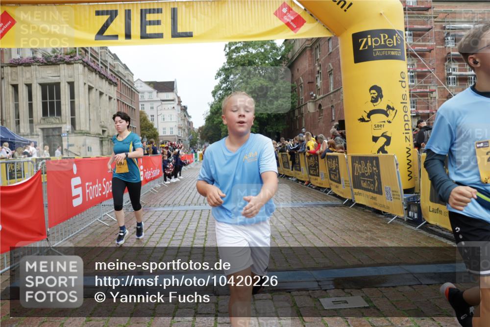 13.09.2026 - Kiel Lauf Yannick Fuchs http://msf.ph/oto/10420226 13.09.2026 09:42:07 Ziel 570, 699, 772, 792, 2910, 3357, 3801, 5011, 5276, 5336, 6599, 6620, 7687, 8476, 12723, 402, 772, 3143, 3175, 4315, 4533, 4704, 5107, 6649, 6687, 6739, 7238, 8588, 8829, 9050, 9224, 9771, 11907, 12175, 133, 445, 2914, 2955, 2977, 3676, 5105, 5559, 5774, 6099, 6797, 10938, 11793, 4068, 4315, 9771, 11106 meine-sportfotos.de