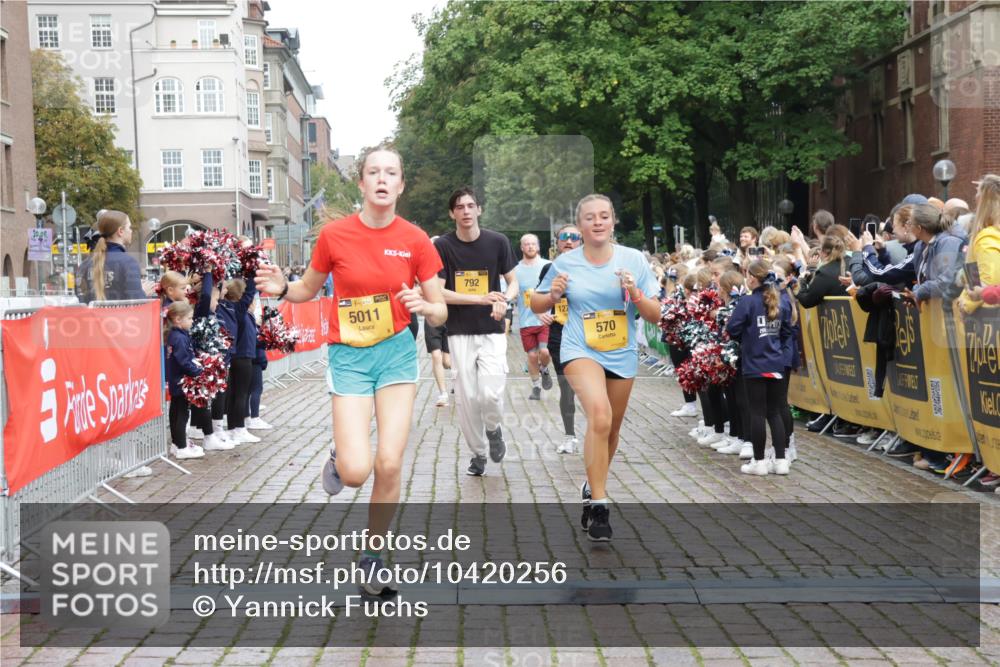 13.09.2026 - Kiel Lauf Yannick Fuchs http://msf.ph/oto/10420256 13.09.2026 09:42:10 Ziel 570, 699, 792, 2910, 3357, 3801, 5011, 5276, 5336, 5774, 6599, 6620, 7687, 8476, 12723, 402, 699, 772, 3143, 3175, 3801, 4533, 4704, 5107, 6649, 6687, 6739, 7238, 8588, 8829, 9050, 9224, 11907, 12175, 133, 445, 771, 2914, 2955, 2977, 3676, 5105, 5559, 6099, 6542, 6797, 10938, 11793, 12190, 4315, 9771, 11106 meine-sportfotos.de