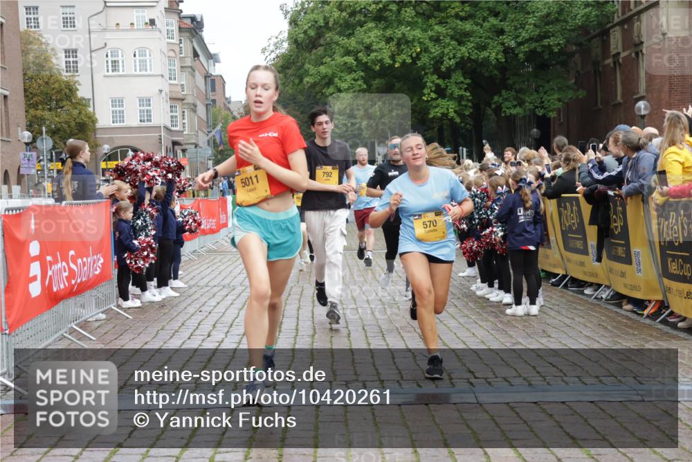 13.09.2026 - Kiel Lauf Yannick Fuchs http://msf.ph/oto/10420261 13.09.2026 09:42:10 Ziel 570, 699, 792, 2910, 3357, 3801, 5011, 5276, 5336, 5774, 6599, 6620, 7687, 8476, 12723, 402, 699, 772, 3143, 3175, 3801, 4533, 4704, 5107, 6649, 6687, 6739, 7238, 8588, 8829, 9050, 9224, 11907, 12175, 133, 445, 771, 2914, 2955, 2977, 3676, 5105, 5559, 6099, 6542, 6797, 10938, 11793, 12190, 4315, 9771, 11106 meine-sportfotos.de