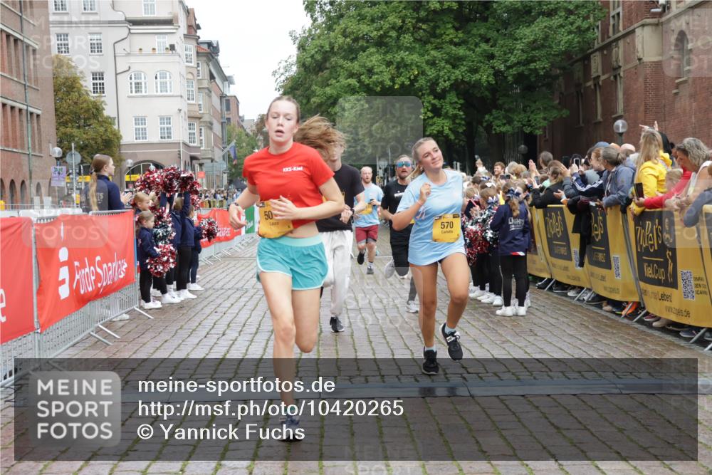 13.09.2026 - Kiel Lauf Yannick Fuchs http://msf.ph/oto/10420265 13.09.2026 09:42:11 Ziel 570, 792, 2910, 3357, 5011, 5105, 5276, 5336, 5774, 6599, 6620, 7687, 8476, 11793, 12723, 402, 699, 772, 3143, 3175, 3801, 4533, 4704, 5107, 6649, 6687, 6739, 7238, 8588, 8829, 9050, 9224, 11907, 12175, 133, 445, 771, 1777, 2914, 2955, 2977, 3676, 5559, 6099, 6213, 6542, 6797, 10938, 12190, 4315, 6649, 9771, 11106 meine-sportfotos.de