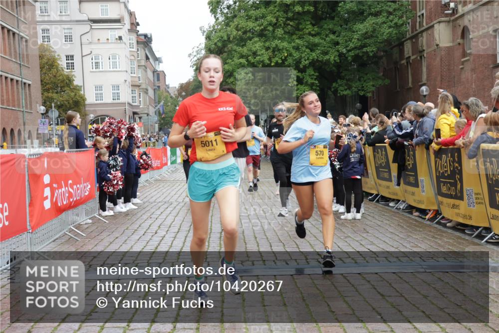 13.09.2026 - Kiel Lauf Yannick Fuchs http://msf.ph/oto/10420267 13.09.2026 09:42:11 Ziel 570, 792, 2910, 3357, 5011, 5105, 5276, 5336, 5774, 6599, 6620, 7687, 8476, 11793, 12723, 402, 699, 772, 3143, 3175, 3801, 4533, 4704, 5107, 6649, 6687, 6739, 7238, 8588, 8829, 9050, 9224, 11907, 12175, 133, 445, 771, 1777, 2914, 2955, 2977, 3676, 5559, 6099, 6213, 6542, 6797, 10938, 12190, 4315, 6649, 9771, 11106 meine-sportfotos.de