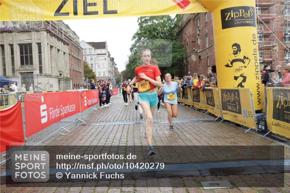 13.09.2026 - Kiel Lauf Yannick Fuchs http://msf.ph/oto/10420279 13.09.2026 09:42:11 Ziel 570, 792, 2910, 3357, 5011, 5105, 5276, 5336, 5774, 6599, 6620, 7687, 8476, 11793, 12723, 402, 699, 772, 3143, 3175, 3801, 4533, 4704, 5107, 6649, 6687, 6739, 7238, 8588, 8829, 9050, 9224, 11907, 12175, 133, 445, 771, 1777, 2914, 2955, 2977, 3676, 5559, 6099, 6213, 6542, 6797, 10938, 12190, 4315, 6649, 9771, 11106 meine-sportfotos.de