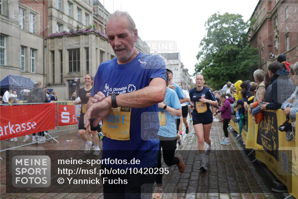13.09.2026 - Kiel Lauf Yannick Fuchs http://msf.ph/oto/10420295 13.09.2026 10:52:46 Ziel 158, 172, 398, 1433, 1474, 1535, 1634, 1812, 1837, 2069, 2089, 2735, 3050, 3054, 3452, 3514, 3853, 4100, 4485, 4570, 6201, 7017, 7154, 7230, 7883, 8615, 8978, 9831, 9886, 10594, 11048, 11096, 11204, 11459, 12213, 90, 475, 626, 777, 1471, 1472, 1473, 1526, 1527, 1531, 1658, 1802, 1811, 2293, 2442, 2544, 2991, 3280, 3343, 3435, 3582, 3630, 3778, 3853, 3881, 4008, 154, 1071, 1083, 1426, 1486, 1550, 3059, 3431, 3587, 3657, 5329, 5642, 5643, 5710, 6015, 7139, 10755 meine-sportfotos.de