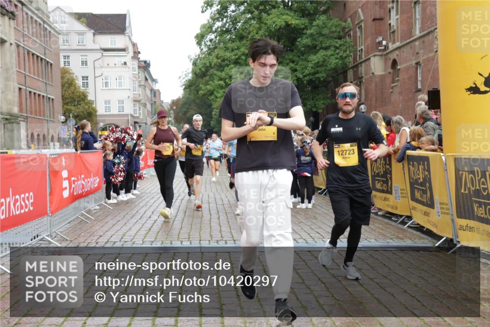 13.09.2026 - Kiel Lauf Yannick Fuchs http://msf.ph/oto/10420297 13.09.2026 09:42:13 Ziel 133, 570, 792, 3357, 3676, 5011, 5105, 5276, 5336, 5774, 6599, 6620, 6797, 7687, 8476, 11793, 12723, 402, 699, 772, 2910, 3143, 3175, 3801, 4533, 4704, 5107, 6599, 6649, 6687, 6739, 7238, 8588, 8829, 9050, 9224, 11907, 12175, 445, 771, 1045, 1777, 2608, 2914, 2955, 2977, 4548, 5559, 6075, 6099, 6213, 6542, 6913, 10938, 12190, 4315, 4704, 6649, 8588, 9771 meine-sportfotos.de