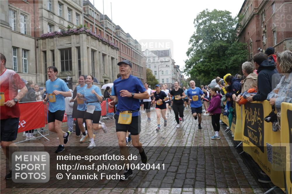 13.09.2026 - Kiel Lauf Yannick Fuchs http://msf.ph/oto/10420441 13.09.2026 10:52:54 Ziel 154, 158, 1071, 1083, 1426, 1433, 1486, 1535, 1550, 1634, 2069, 3050, 3059, 3431, 3452, 3514, 3587, 3657, 3875, 4570, 5329, 5642, 5643, 5710, 5838, 6015, 6161, 6201, 6695, 6777, 7017, 7230, 7596, 7883, 8516, 8580, 8863, 8905, 8935, 8978, 9126, 9166, 9831, 10594, 11048, 11096, 11204, 11282, 11496, 12213, 90, 172, 398, 475, 626, 1471, 1472, 1473, 1474, 1526, 1527, 1531, 1658, 1802, 1812, 1837, 2069, 2089, 2293, 2442, 2735, 3054, 3343, 3582, 3630, 3778, 3853, 7139 meine-sportfotos.de