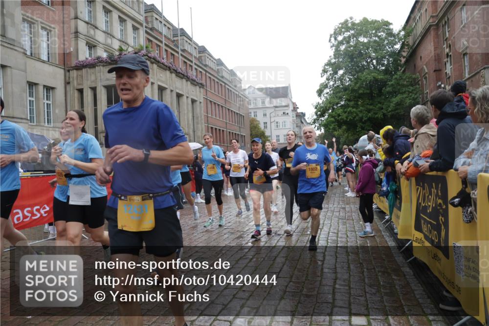 13.09.2026 - Kiel Lauf Yannick Fuchs http://msf.ph/oto/10420444 13.09.2026 10:52:55 Ziel 154, 158, 1071, 1083, 1426, 1433, 1486, 1535, 1550, 1634, 3050, 3059, 3431, 3452, 3514, 3587, 3657, 3875, 4570, 5329, 5642, 5643, 5710, 5838, 6015, 6161, 6201, 6695, 6777, 7017, 7230, 7596, 7883, 8516, 8580, 8863, 8905, 8935, 8978, 9126, 9166, 9749, 9831, 10594, 10721, 11048, 11096, 11282, 11496, 12213, 90, 172, 398, 475, 626, 1433, 1471, 1472, 1473, 1474, 1526, 1527, 1531, 1535, 1658, 1802, 1812, 1837, 2069, 2089, 2293, 2442, 2735, 3050, 3054, 3343, 3582, 3778, 3853, 7139 meine-sportfotos.de